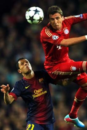 Bayern Munich's Croatian striker Mario Mandzukic (R) vies with Barcelona's Brazilian defender Adriano.