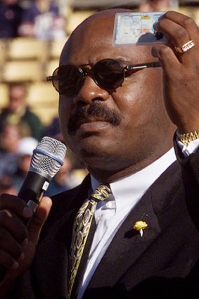 Dave Duerson holds up his drivers' licence after signing to become an organ donor.