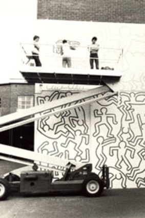 Haring painting the mural in 1984.
