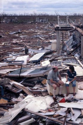 <i>Woman's Day</i> reporter Gerri Willesee talks with Major General Alan Stretton, director-general of the Natural Disasters Organisation, in the midst of the desolation that was Darwin.