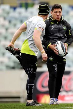 Former Raiders skipper Alan Tongue chats to Josh Papalii in 2011.