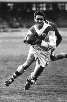 The prince of centres: Reg Gasnier finds himself in another gap for the Dragons.
