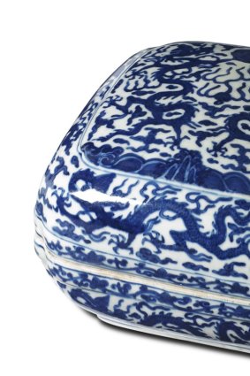 Auction record: 16th or 17th century Chinese porcelain 'dragon box' sold for $146,000.