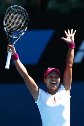 Li Na celebrates her victory.