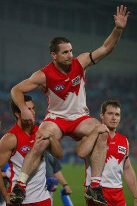 Rise and fall … Daryn Cresswell is chaired off by teammates after his last game for Sydney in 2003.