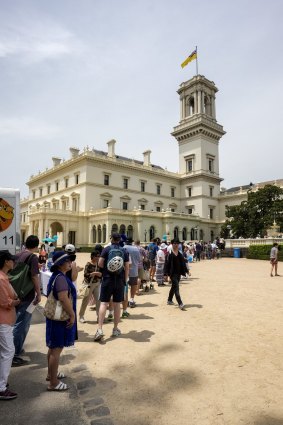 The day-long queue to inspect Government House.