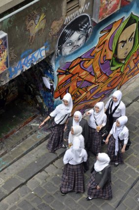 A school group in Hosier Lane (picture by A.Mac/ Citylights Projects).