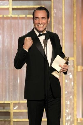 Dujardin accepts his Golden Globe.