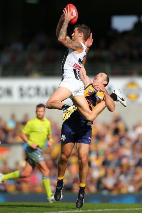 Jeremy Howe of the Magpies takes a screamer over Shannon Hurn of the Eagles.