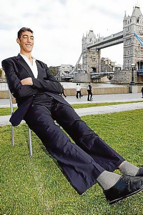 Sultan Kosen, the world s tallest man, in London.