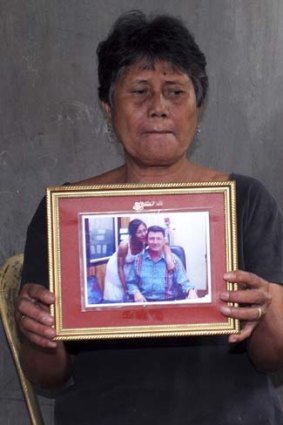 Fearful &#8230; Salvadora Gutang holds a picture of her daughter, Miraflor, and Warren Rodwell.