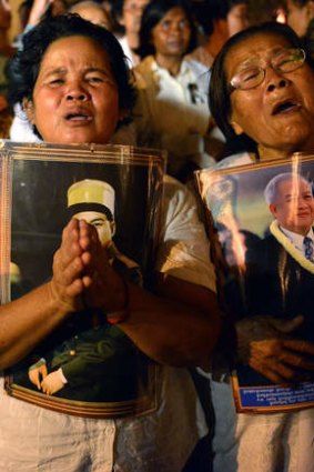 Flaws forgotten ... Cambodians mourn during Sihanouk's cremation.