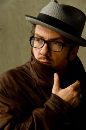 Elvis Costello has withdrawn from concerts in Israel over the plight of the Palestinians.