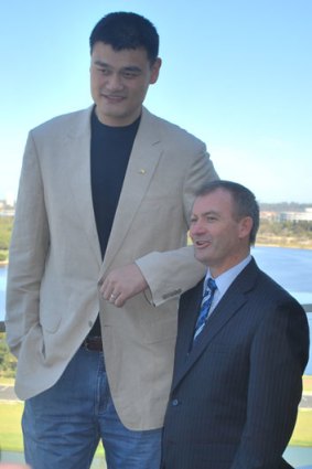 Chinese basketball giant Yao Ming and Tourism Minister Kim Hames audition for a remake of Twins.