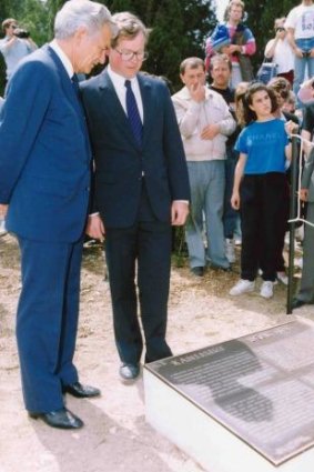 Bob Hawke inspects a bronze plaque at Lone Pine in 1990.