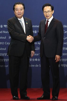 South Korean President Lee Myung-bak (R) and Japanese Prime Minister Yoshihiko Noda.
