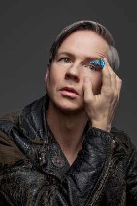 John Cameron Mitchell begins his transformation into Hedwig.