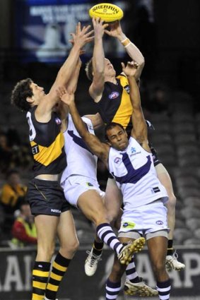 Jack Riewoldt outmarks Dockers, July, 2010.