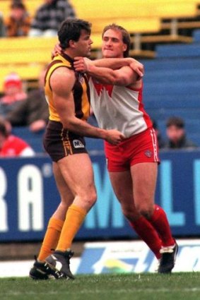 Chris Langford grappling with Tony Lockett.