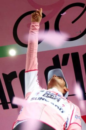 Alberto Contador honours late cyclist Xavier Tondo.