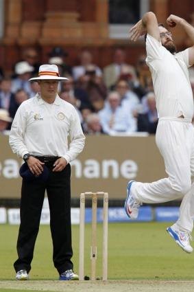 Daniel Vettori delivers a ball during the Lord's bicentenary match.