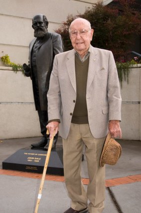 Prominent newspaper man Jim Woods, at age 100, standing in front of the Queanbeyan statue of John Gale (founder of The Queanbeyan Age newspaper).