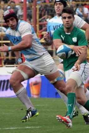 Conor Murray gets a pass away for Ireland.