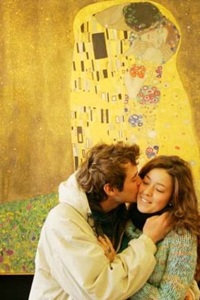 A kiss in front of Klimt's <i>The Kiss</i> at the Belvedere Museum.