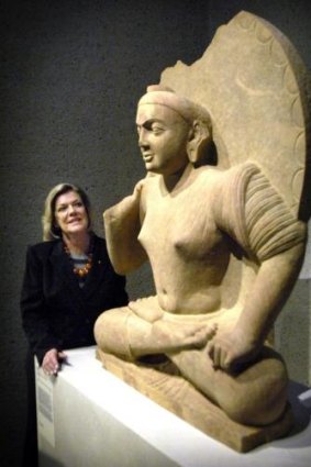 Roslyn Packer with the second century Buddha which was purchased by the NGA in 2007 with her assistance. 