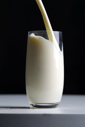 Drinking milk reduces the risk of osteoporosis.