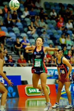 Vixen Caitlin Strahan in action against the Tactix.