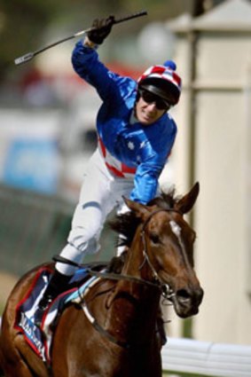 Makybe Diva (Glen Boss) wins her first Melbourne Cup in 2003.