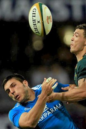 Contest: Bjorn Basson of South Africa and Giovanbattista Venditti of Italy fly for the high ball.