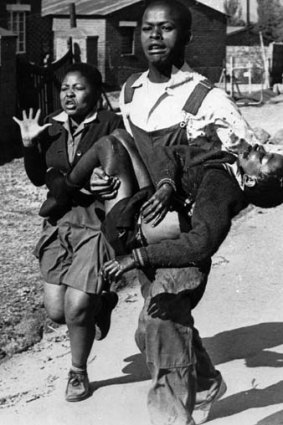 A distraught Antoinette Sithole with her slain brother in 1976.