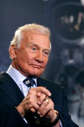 Buzz Aldrin says humans who go to the moon should plan on staying there.