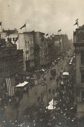 The Anzac Day procession marches down Swanston Street, Melbourne in 1918.