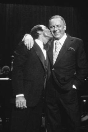 Paul Anka rewarded Frank Sinatra with a kiss in 1980.
