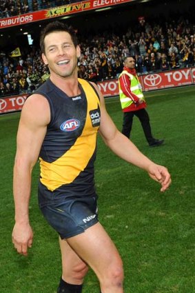 Ben Cousins leaves the field after round 22 in 2010, having played his last game for Richmond.