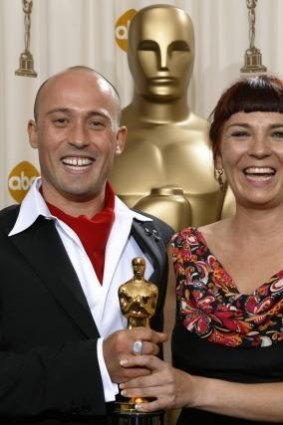 Adam Elliot and producer Melanie Coombs with their Oscar for Best Animated Short Film for <i>Harvie Krumpet</i> in 2004.