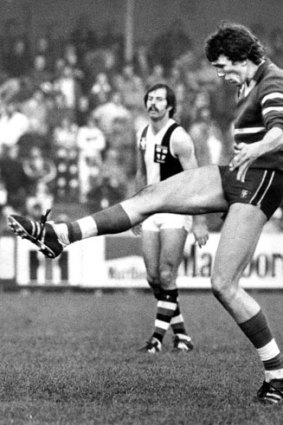 Kelvin Templeton kicks a goal for Footscray against St Kilda in 1978.