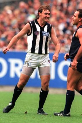 Mick McGuane tangles with Carlton's Greg Williams during his Magpie days.