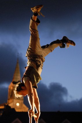 Dirk Van Boxelaere performs difficult stunts and juggles brilliantly.