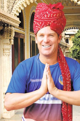 Shane Warne has had a few words with the Australian players in India.
