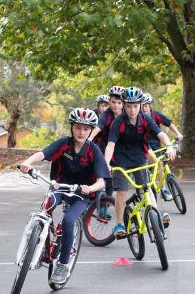 Curtin Primary school pupils practice safe cycling.