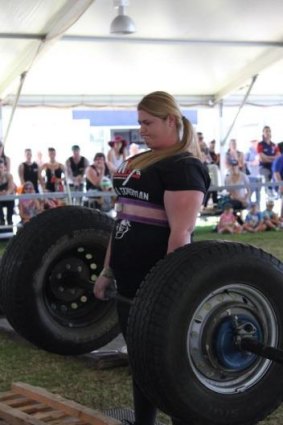 Asha Tracey lifts 165kg in the axle deadlift.