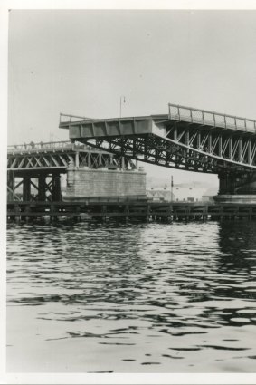 Pyrmont Bridge open in 1902.