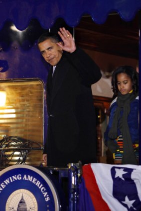 Barack Obama, followed by daughter Malia, arrives at Union Station, Washington, the last stop of his trip through Pennsylvania, Delaware and Maryland.