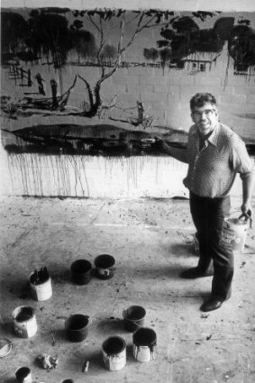 Rolf Harris and his mural at Warrnambool in 1986. 