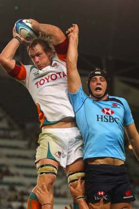 Martin Muller of the Cheetahs takes a lineout ball over Dean Mumm.