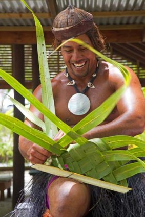 A plate-making demonstration, using a coconut leaf.